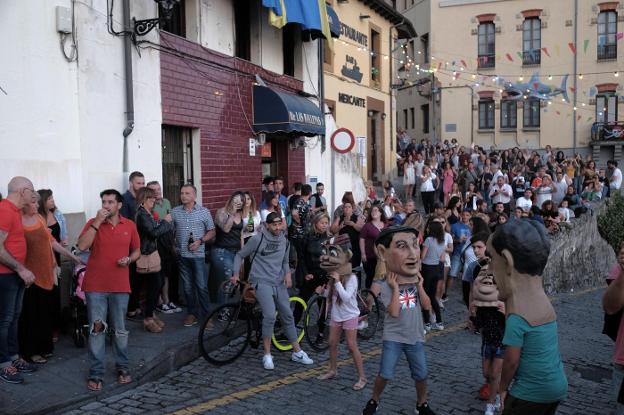 Cimavilla marcha al ritmo de los cabezudos