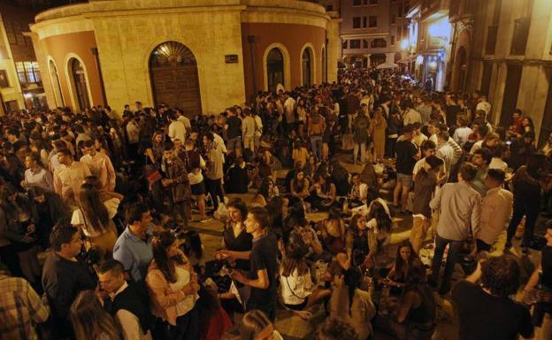 El botellón inunda las plazas de Trascorrales y Sol