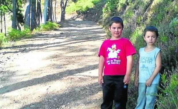 Dos niños no irán a clase al no llegar el autobús a su pueblo de Allande