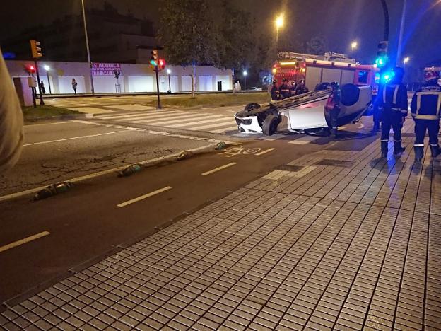 Pierde el control de su coche y da una vuelta de campana en la avenida de Oviedo