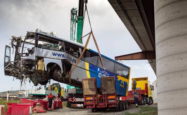 Una unidad especializada de la Guardia Civil reconstruye el accidente del autobús de Avilés