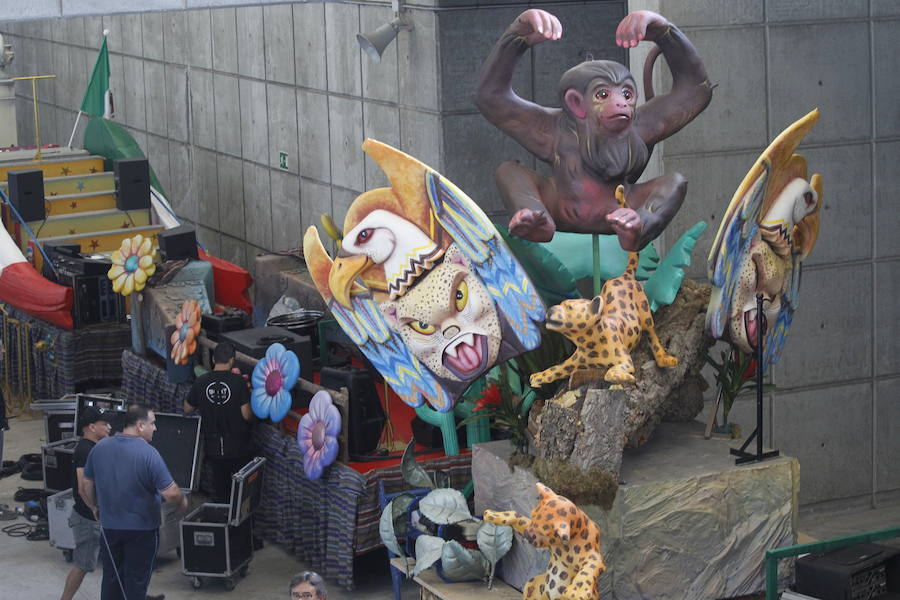 Últimos preparativos en las carrozas del desfile del Día de América en Asturias