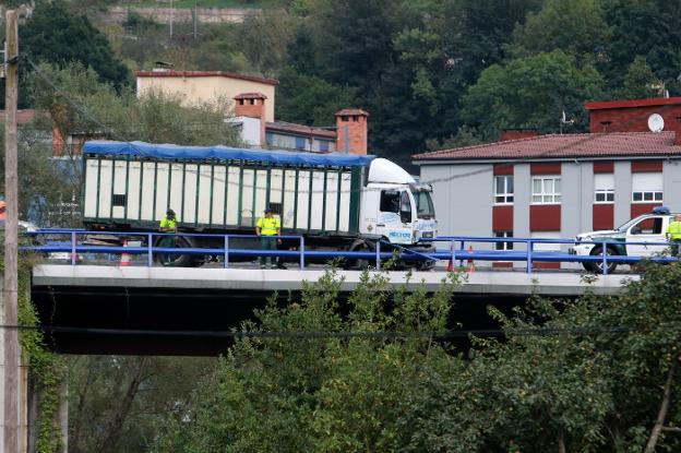 Un camión pierde una rueda y provoca dos heridos en el corredor del Nalón