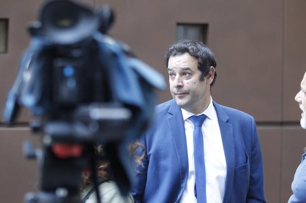 La Audiencia no se da por enterada de la renuncia del abogado de oficio