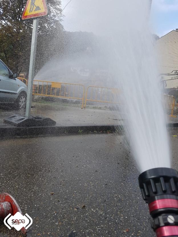 Los bomberos controlan una fuga de gas ciudad en Turón