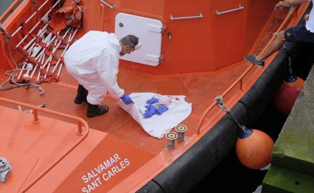 Aparece el cadáver de un hombre flotando entre las playas de Toró y Portiello
