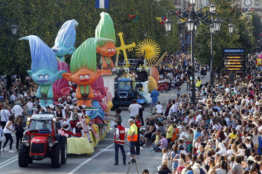 El Día de América en Asturias inunda Oviedo de color y música