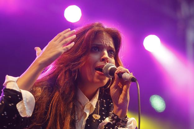 «Canto como siento, de manera natural y sin cortar la intuición»