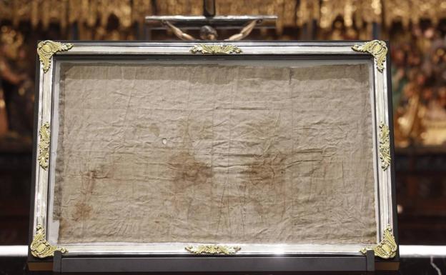 Exhibición del Santo Sudario y paxarines en la Catedral