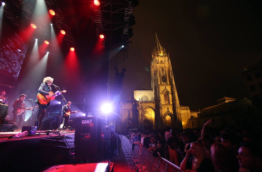 Un homenaje a Tino Casal y el cantautor Nacho Vegas encienden la noche en Oviedo