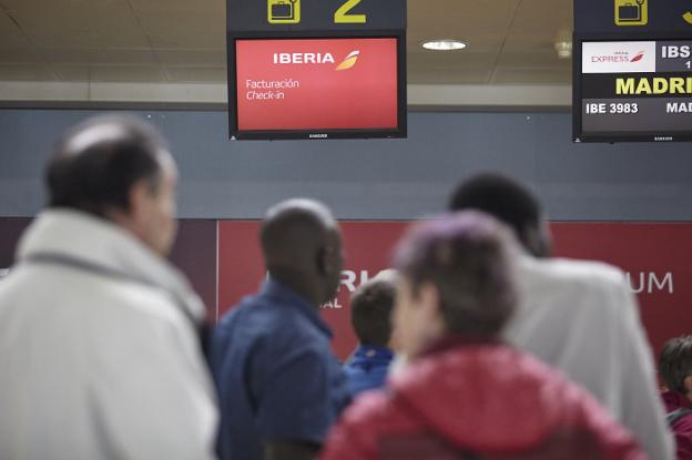 Los empresarios reclaman abaratar los vuelos a Madrid con más competencia