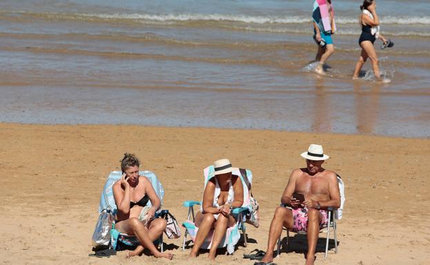 Asturias recibe el otoño en la playa