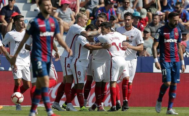 El Sevilla se da un festín a costa de un irreconocible Levante