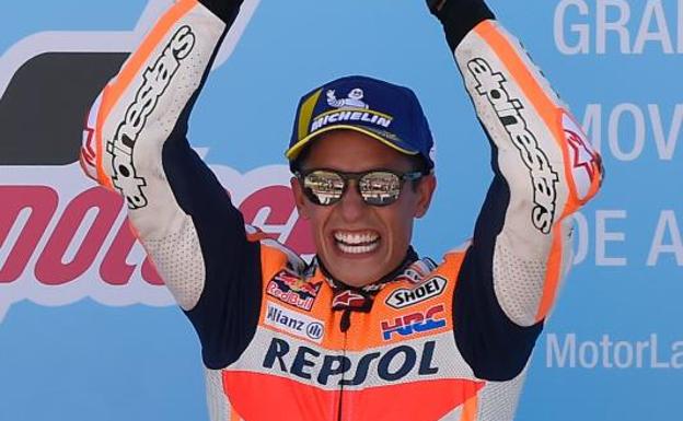 Márquez se olvida de la general y triunfa en otro intenso duelo con Dovizioso