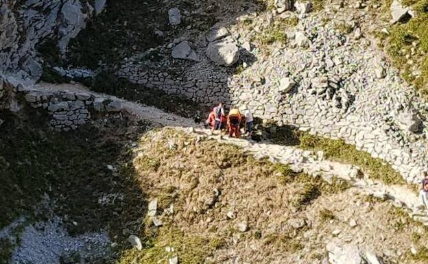 Rescatan a un senderista de 68 años en la Ruta del Cares