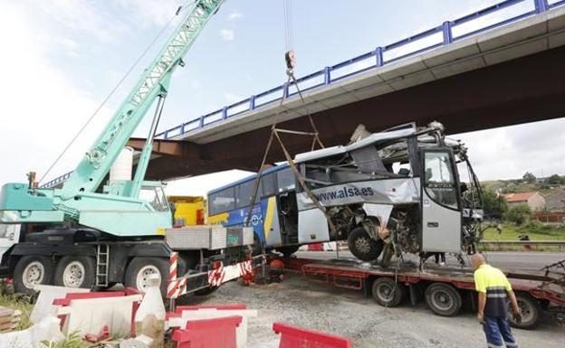 El chófer del autobús accidentado en Avilés no recuerda lo sucedido