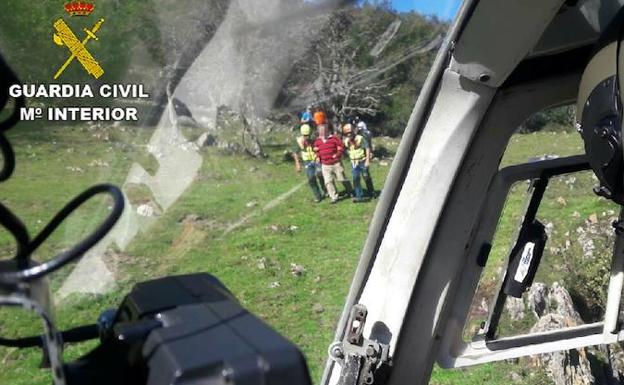 Evacúan a un ovetense que se sintió indispuesto cuando realizaba una ruta de montaña en Nava