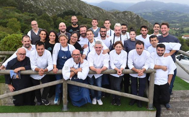 Los amigos cocinan juntos