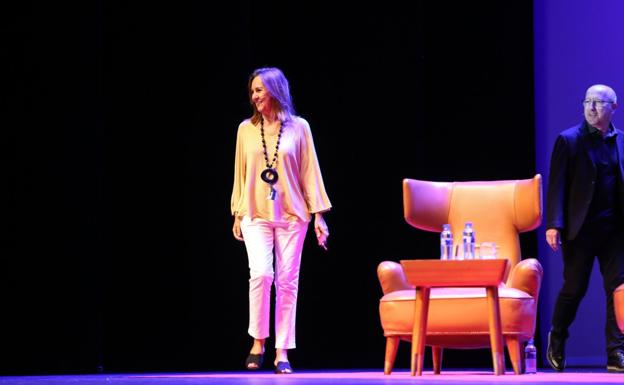 María Dueñas elogia los valores de la emigración española a EE UU