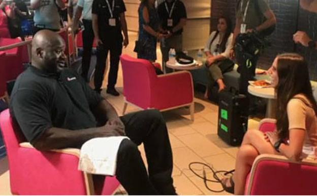 Shaquille O'Neal pide matrimonio a la periodista Lucía Villalón en plena entrevista