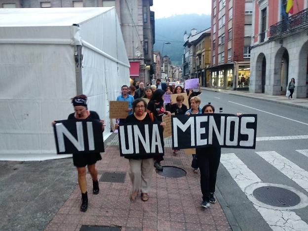 Infiesto sale a la calle para condenar los asesinatos machistas