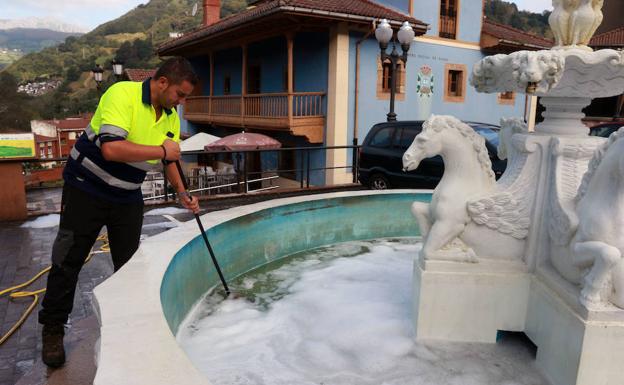 Derraman lavavajillas en la fuente situada al lado del Consistorio de Riosa