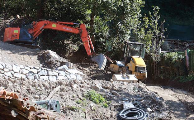 Herido grave al quedar atrapado por una apisonadora en el argayo de La Cortina