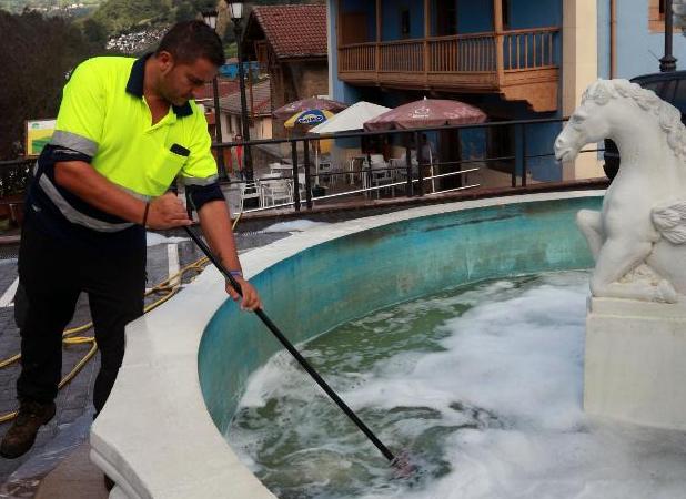 Derraman detergente en la fuente situada al lado del Consistorio de Riosa