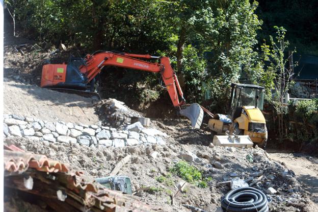 Herido grave al quedar atrapado por una apisonadora en el argayo de La Cortina