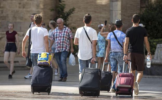 El primer verano sin récord de turistas desde 2011 pero aumentan su gasto