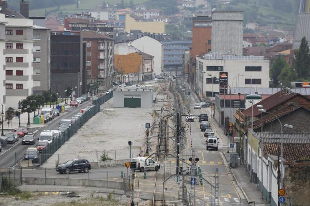 Obras del soterramiento de Langreo, en La Felguera. Al fondo, la nueva estación subterránea. / J. C. ROMÁN