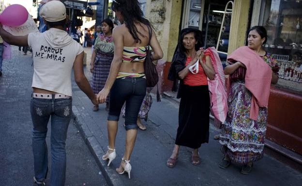 Transexuales comienzan una huelga de hambre para obligar a Podemos a llevar su ley al pleno