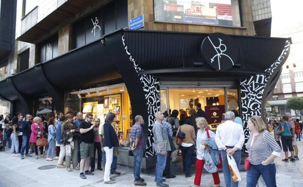 Arturo Pérez-Reverte conquista Oviedo