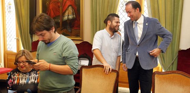 Rubén Rosón y Eduardo Rodríguez conversan antes del Pleno de ayer, mientras Del Páramo y Taboada, a la izquierda, consultan el móvil y el ordenador. / M. ROJAS