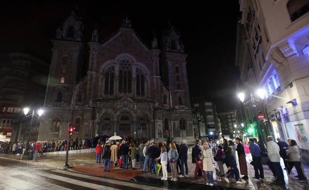 Cientos de ovetenses iluminan la Noche Blanca