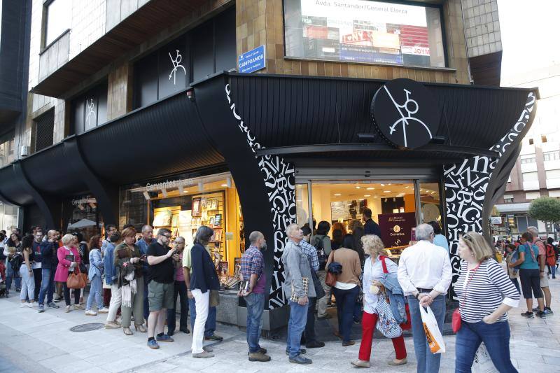 Oviedo se rinde a Arturo Pérez-Reverte