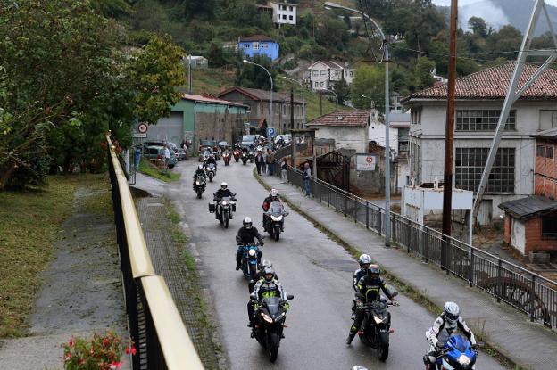 El rugido de las motos enmudeció a Aller en la despedida del joven Sergio García