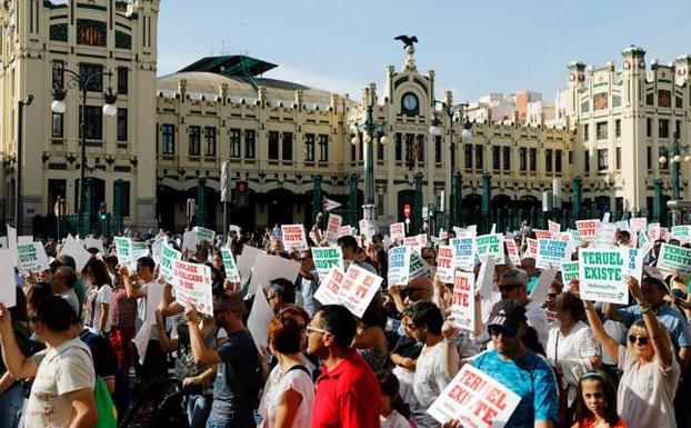 Valencianos y aragoneses salen a la calle para reclamar el corredor del Mediterráneo