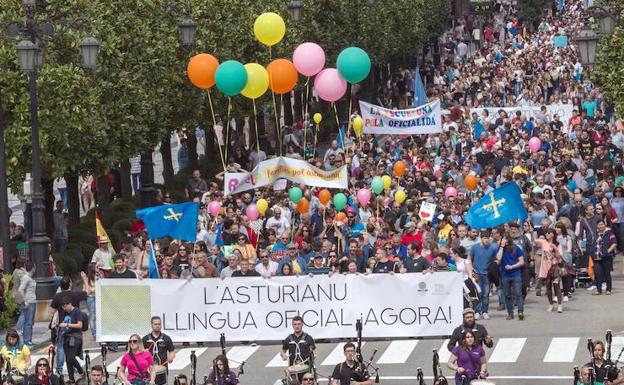 Podemos e IU impulsan la reforma del Estatuto para declarar la oficialidad del asturiano
