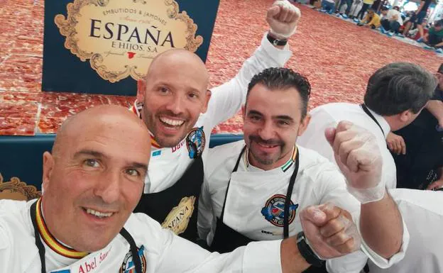 Tres asturianos entran en el Guinness con el plato más grande de jamón cortado a mano
