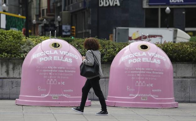 Gijón instala contenedores rosas para luchar contra el cáncer de mama