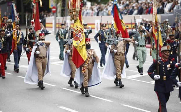 4.000 efectivos y 152 vehículos en un desfile pasado por agua