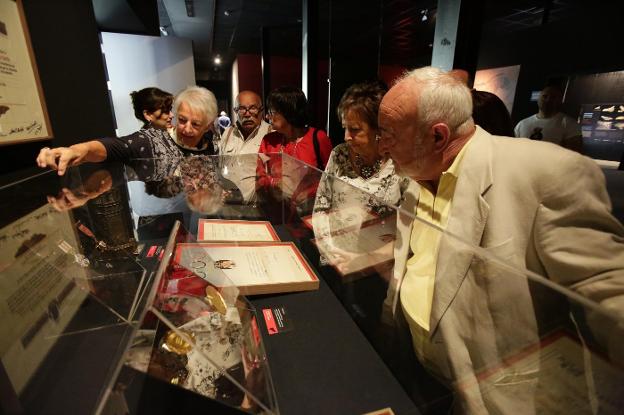 Una medalla para seguir forjando la historia de la cueva de Tito Bustillo