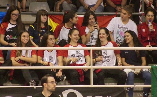 Leslie obliga a la selección española, con tres jugadoras asturianas, y al equipo gijonés del Telecable Hockey a permanecer refugiados en un pabellón de Lisboa