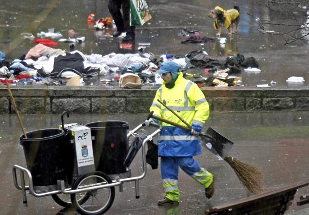 Un nuevo servicio retirará la basura abandonada los domingos