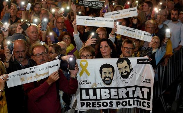 La manifestación de apoyo a los 'jordis' clama por la unidad del independentismo