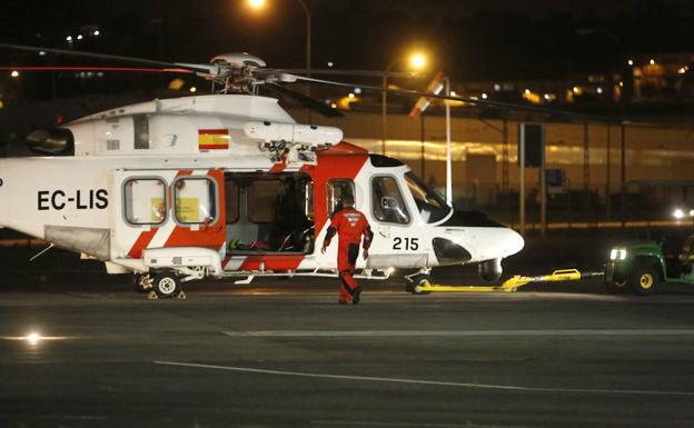 Salvamento rescata a los cuatro tripulantes de un pesquero hundido al norte de Puerto de Vega