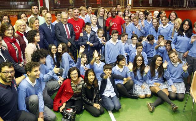 Los representantes de Amref, con los escolares de Oviedo