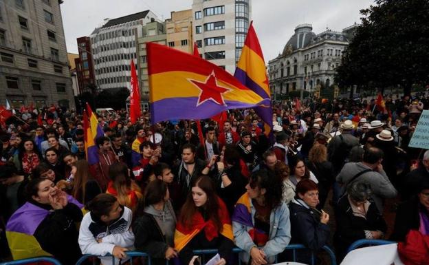 Banderas repúblicanas, gritos y ardientes soflamas para recibir a los Reyes de España