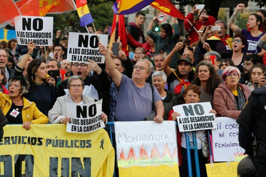 Protestas ante las puertas del Campoamor